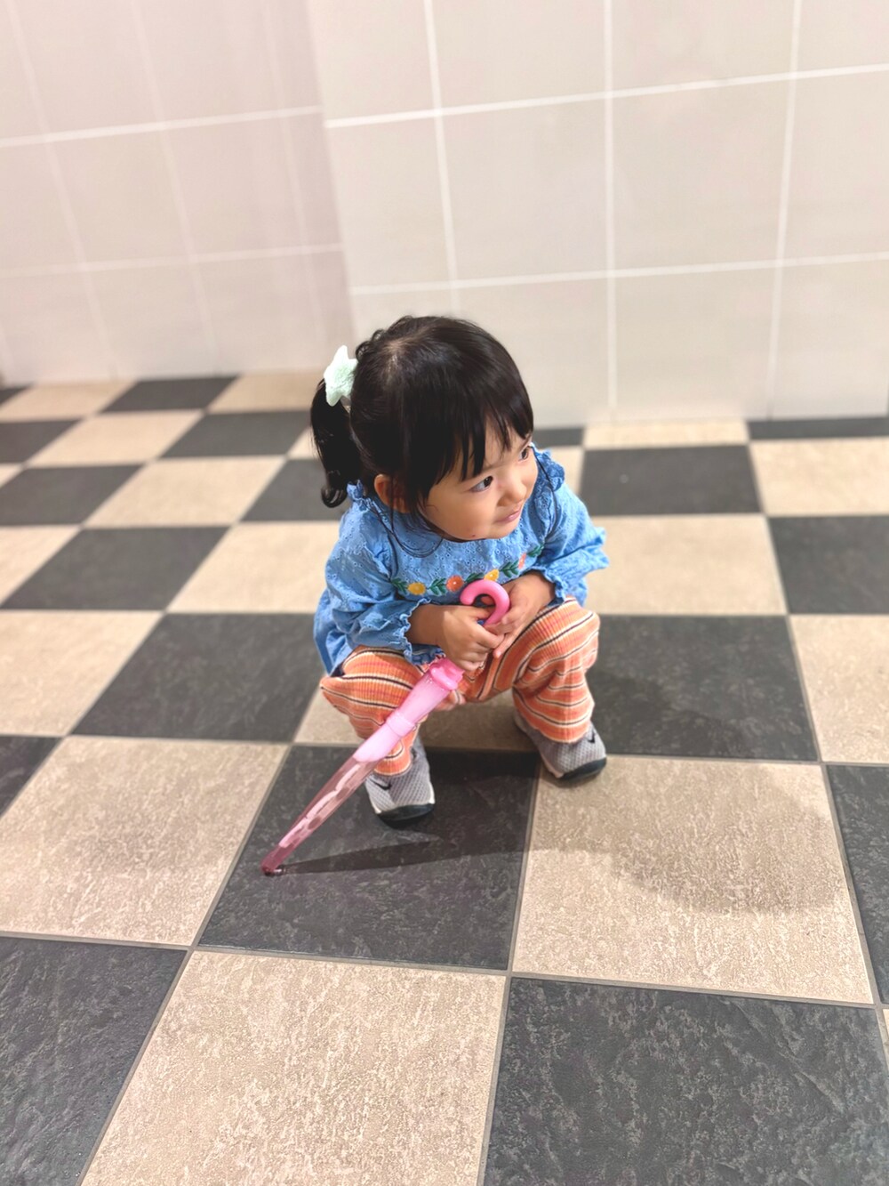 ブルー系のトップス、オレンジ系のパンツ、グレー系のサンダルを着用したキッズの秋コーディネートの2枚目の写真