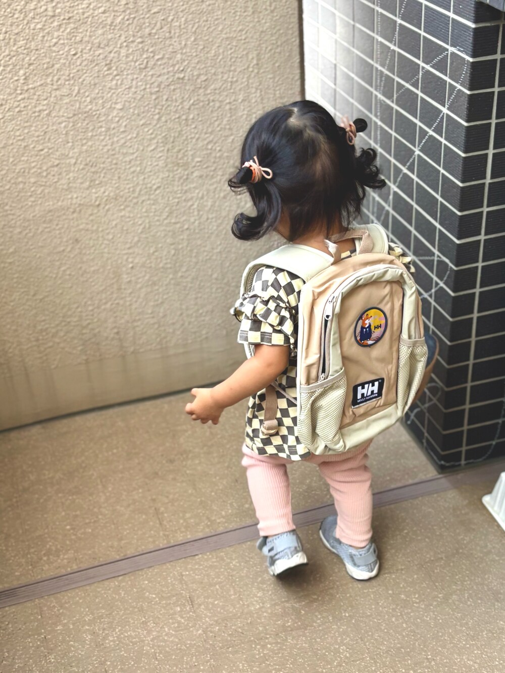 グレー系のTシャツ/カットソー、ピンク系のその他パンツ、ベージュ系のバックパック/リュックを着用したキッズの夏コーディネートの2枚目の写真