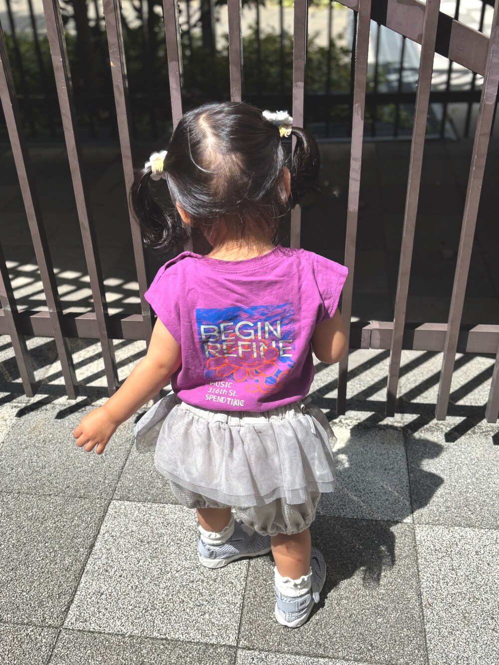 パープル系のトップス、グレー系のパンツ、グレー系のサンダルを着用したキッズの夏コーディネートの2枚目の写真