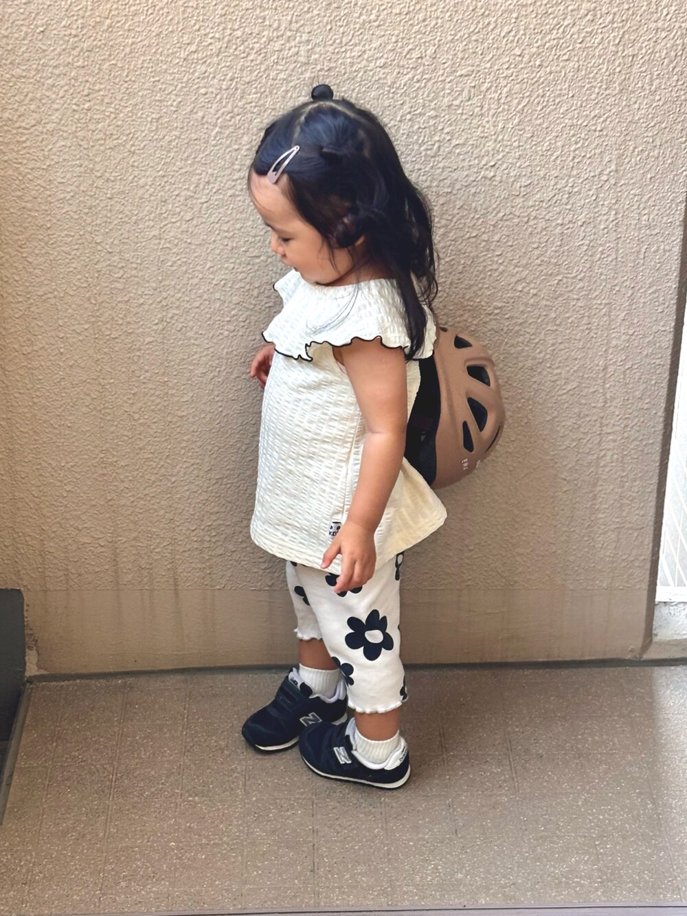 ホワイト系のTシャツ/カットソー、ブラック系のスニーカー、ホワイト系のパンツを着用したキッズの夏コーディネートの2枚目の写真