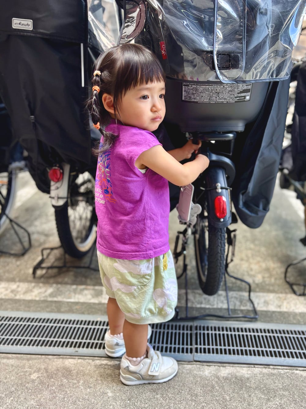 ベージュ系のスニーカー、ベージュ系のその他パンツ、パープル系のトップスを着用したキッズの秋コーディネートの2枚目の写真