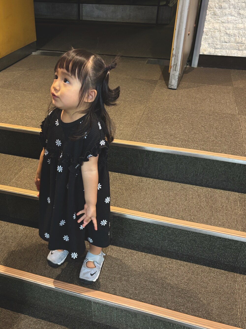 ブラック系のワンピースを着用したキッズの秋コーディネートの2枚目の写真