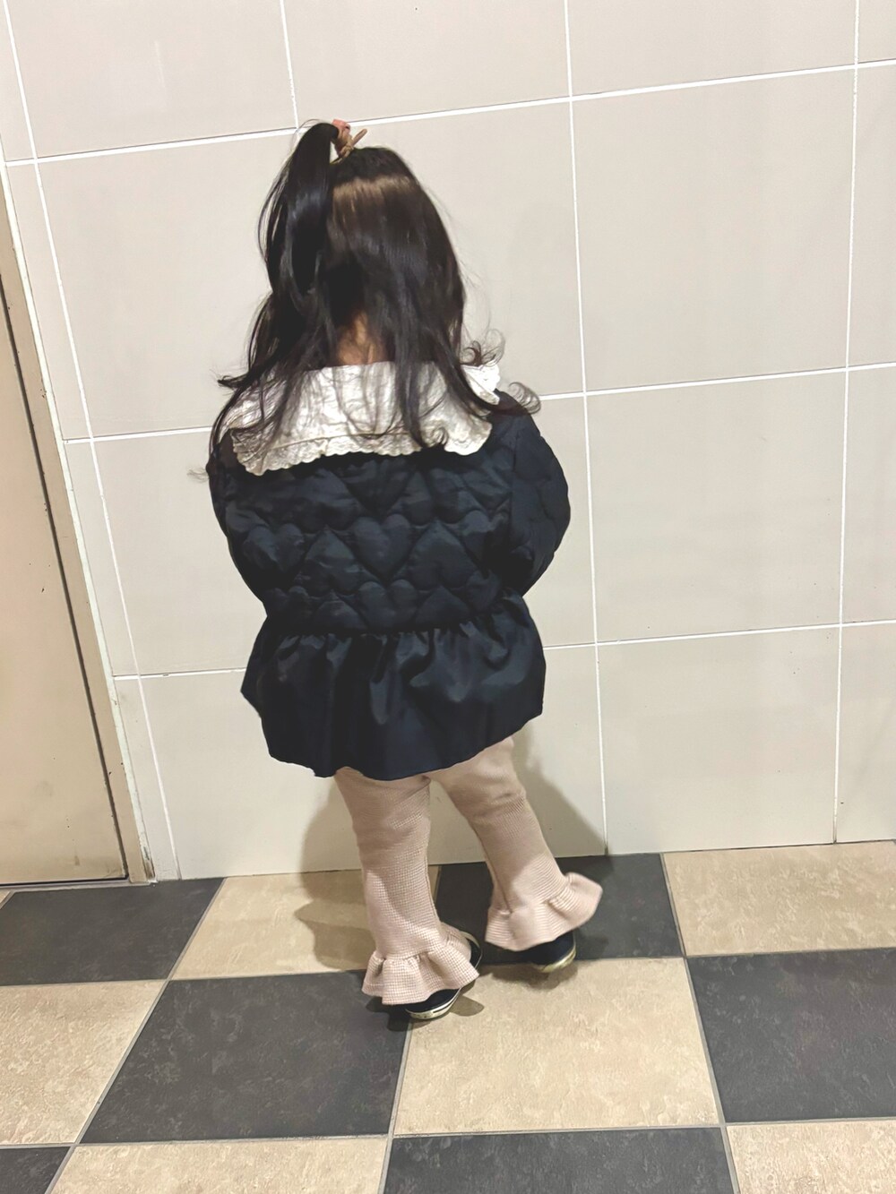 ブラック系のブルゾン、ベージュ系のパンツ、ブラック系のスニーカーを着用したキッズの秋コーディネートの3枚目の写真