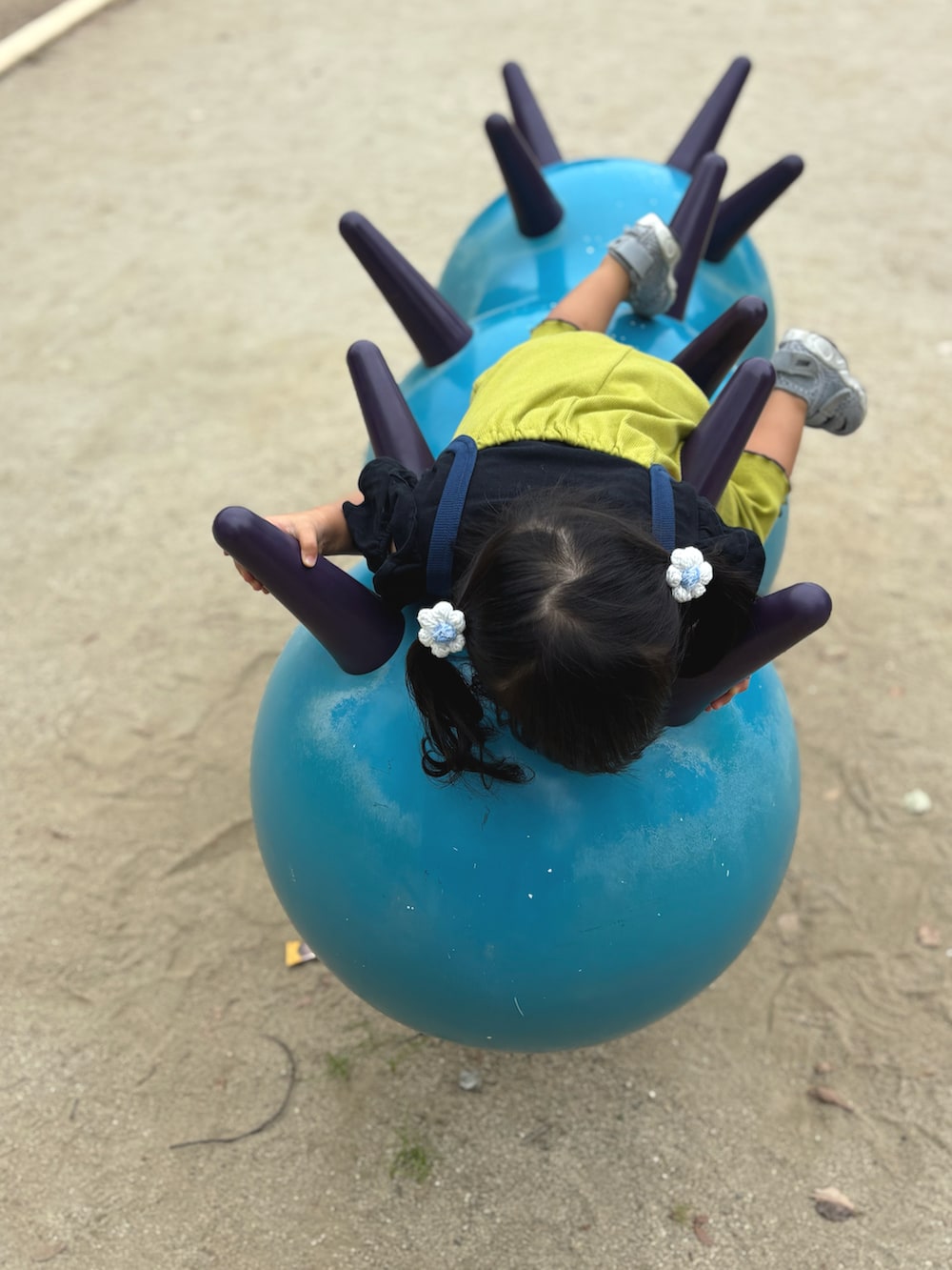 ブラック系のTシャツ/カットソー、ベージュ系のバックパック/リュック、グリーン系のオールインワン・サロペットを着用したキッズの秋コーディネートの2枚目の写真