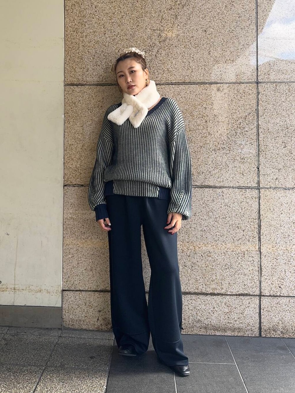 ブルー系のその他パンツ、ブルー系のニット/セーター、ホワイト系のマフラーを着用したレディースの冬コーディネートの3枚目の写真