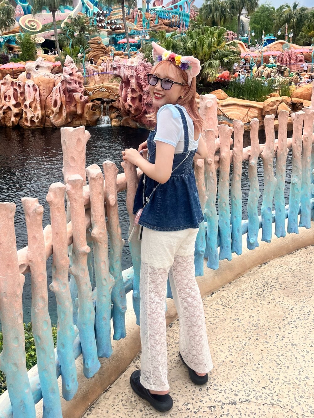 ブルー系のTシャツ/カットソー、ブルー系のその他トップスを着用したレディースの夏コーディネートの4枚目の写真