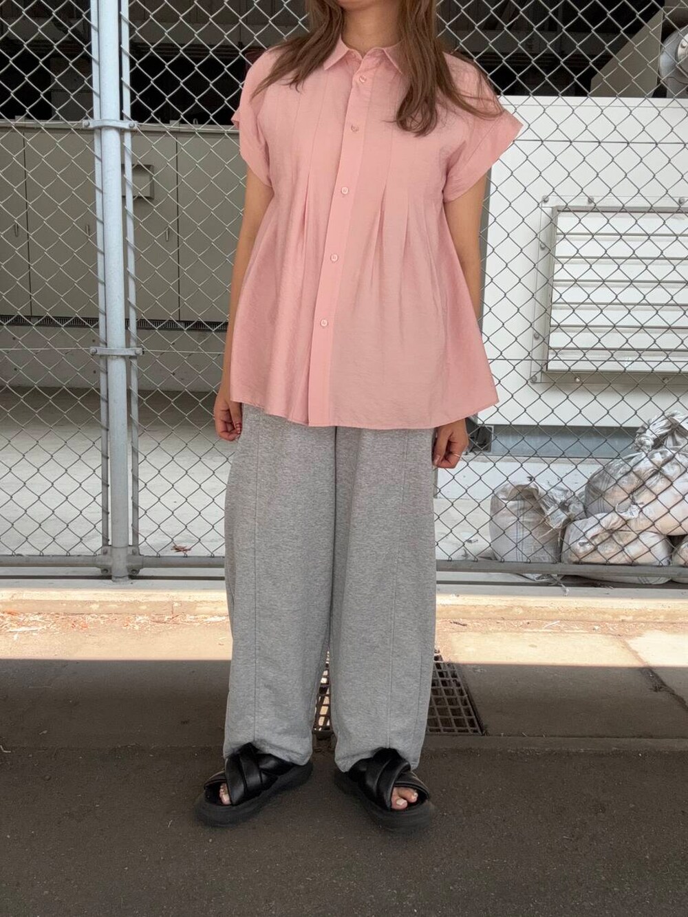 グレー系のその他パンツ、ピンク系のシャツ/ブラウスを着用したレディースの夏コーディネートの5枚目の写真