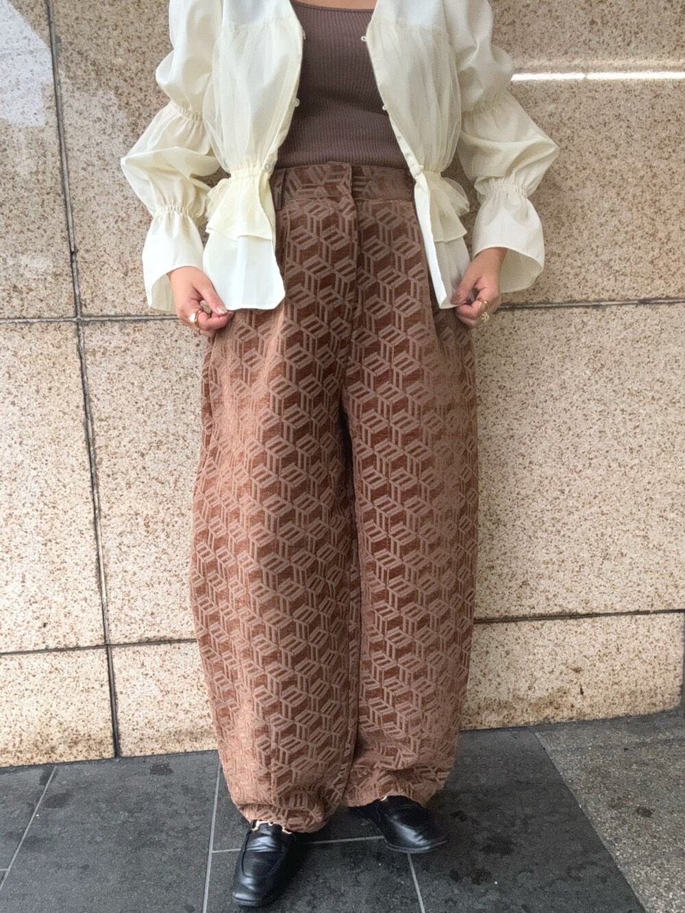 ブラウン系のその他パンツ、ホワイト系のシャツ/ブラウスを着用したレディースの秋コーディネートの5枚目の写真