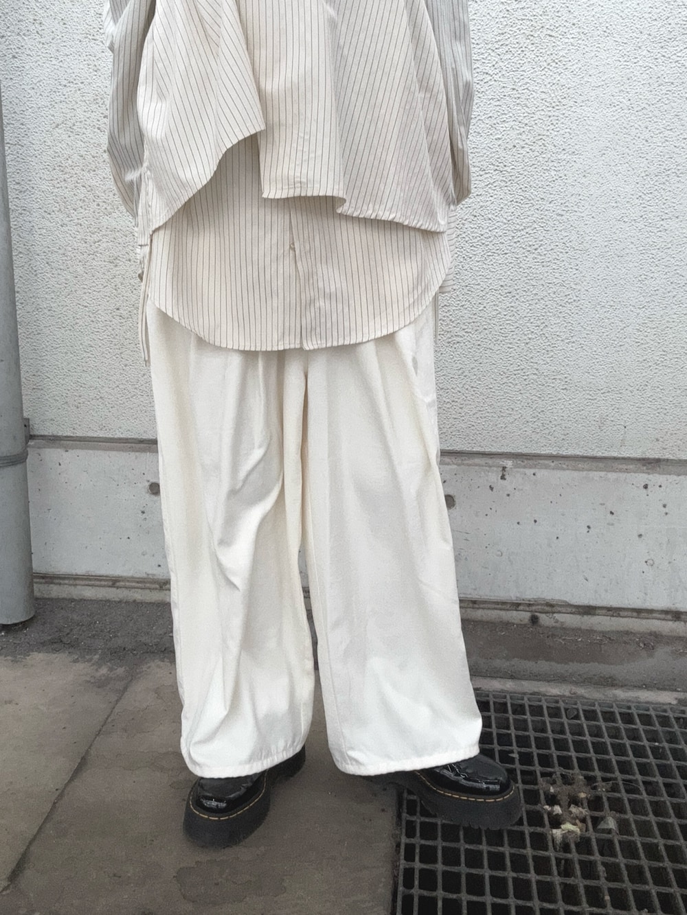 ホワイト系のその他パンツ、ホワイト系のシャツ/ブラウスを着用したレディースの冬コーディネートの5枚目の写真