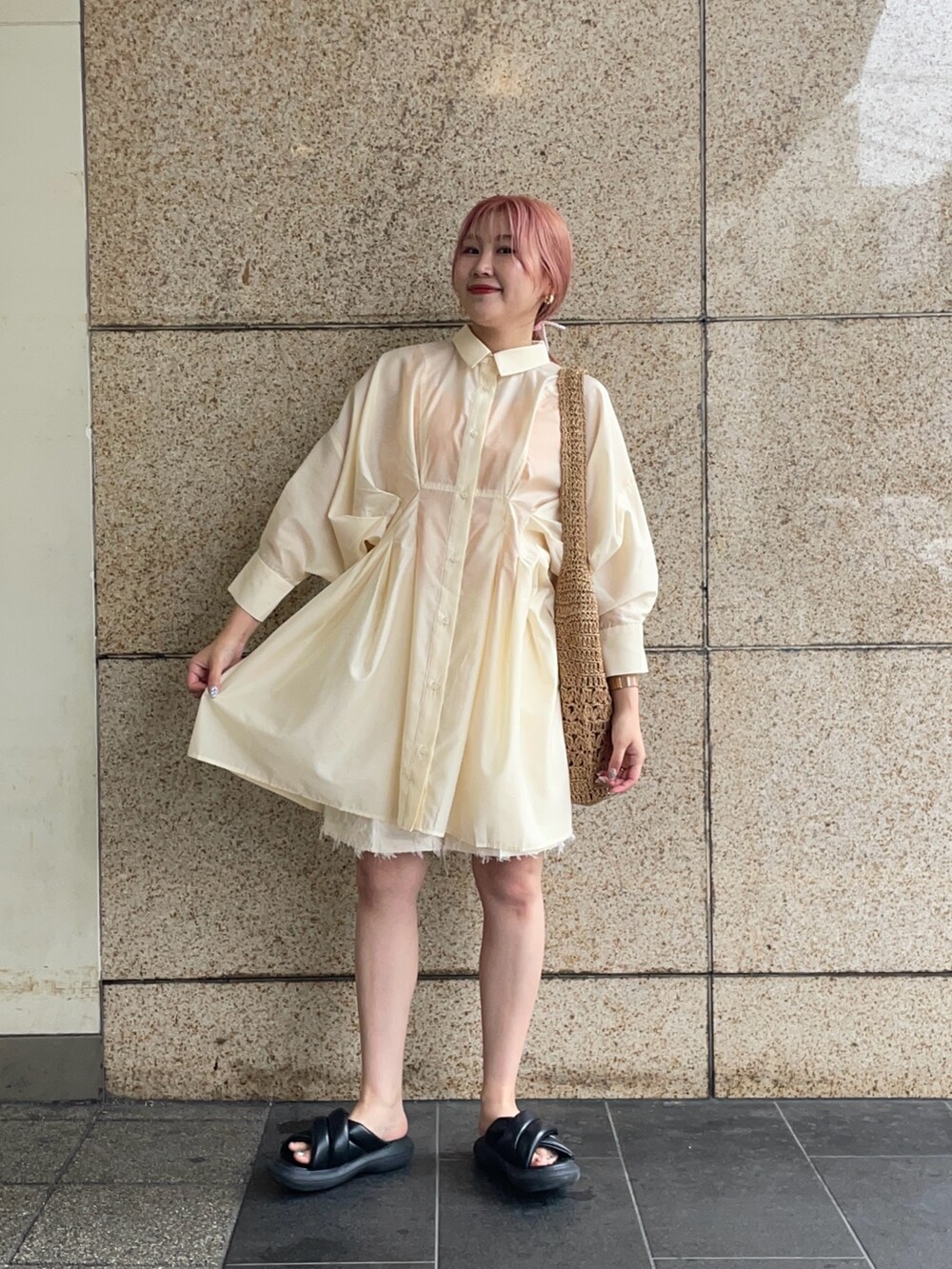 ホワイト系のワンピース、ホワイト系のその他パンツを着用したレディースの春コーディネートの2枚目の写真