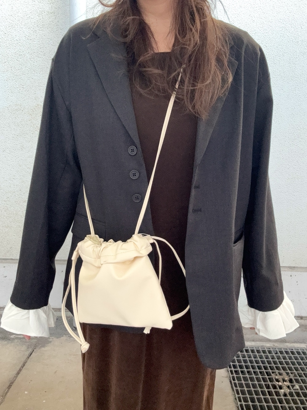 グレー系のその他アウター、ブラウン系のワンピース、ホワイト系のショルダーバッグを着用したレディースの冬コーディネートの4枚目の写真