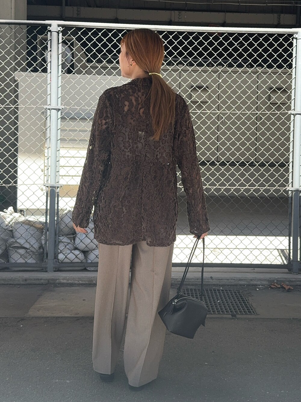 ブラウン系のその他パンツ、ブラウン系のその他アウター、ブラック系のショルダーバッグを着用したレディースの秋コーディネートの3枚目の写真