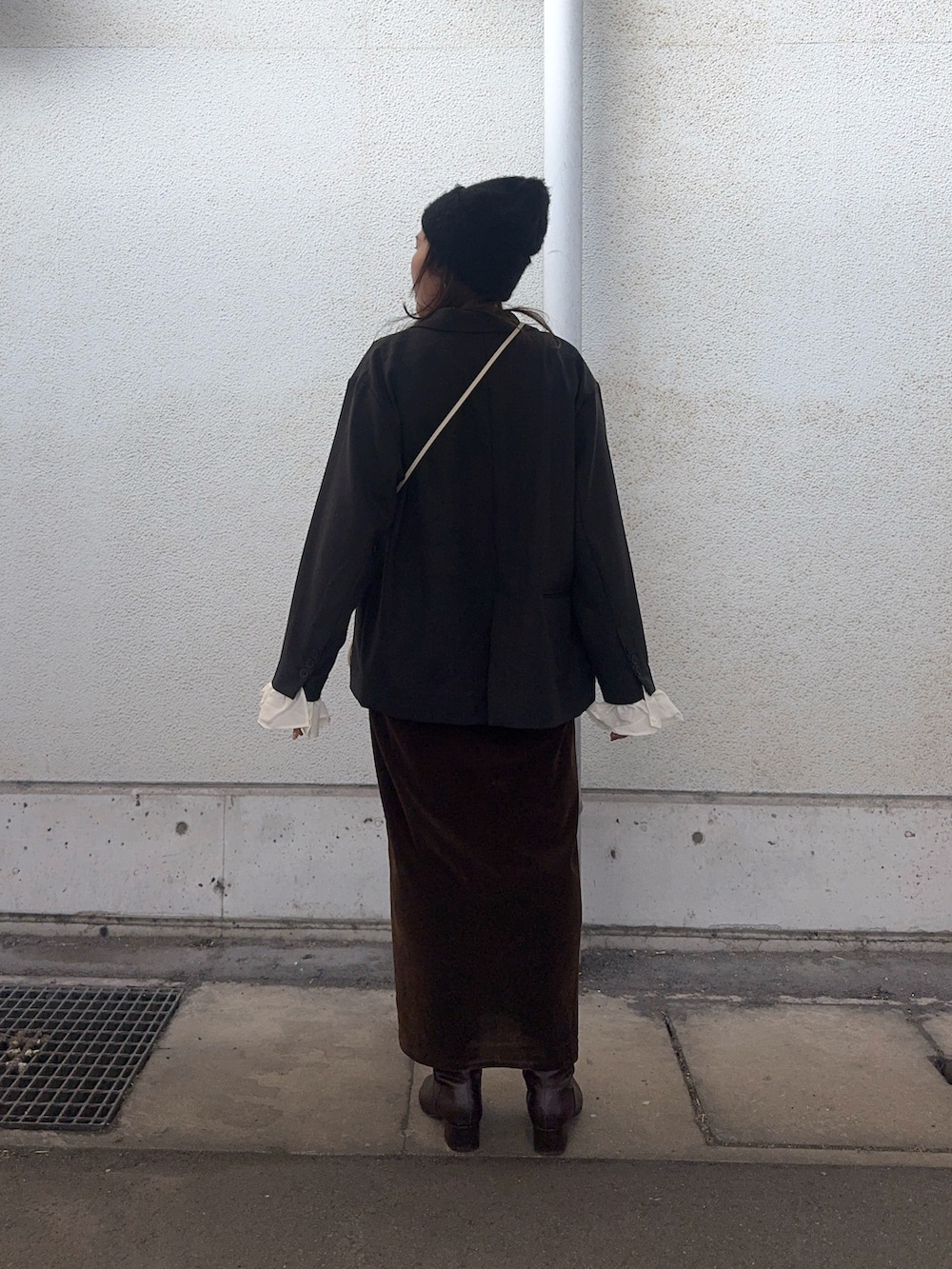 グレー系のその他アウター、ブラウン系のワンピース、ホワイト系のショルダーバッグを着用したレディースの冬コーディネートの3枚目の写真