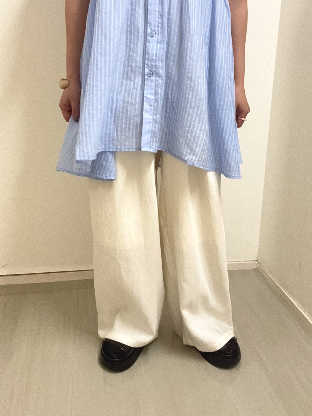 ブルー系のワンピース、ホワイト系のその他パンツ、ブラック系のサンダルを着用したレディースの春コーディネートの5枚目の写真