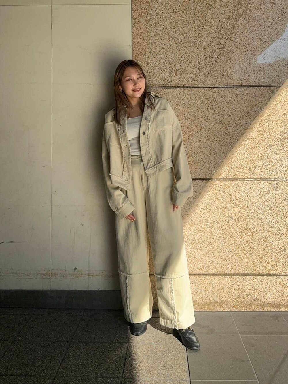 ホワイト系のカバーオール、ホワイト系のその他パンツを着用したレディースの秋コーディネートの2枚目の写真