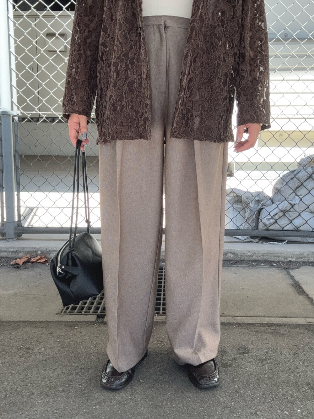 ブラウン系のその他パンツ、ブラウン系のその他アウター、ブラック系のショルダーバッグを着用したレディースの秋コーディネートの5枚目の写真