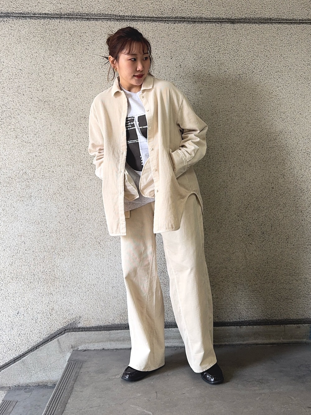 ホワイト系のその他パンツ、ホワイト系のシャツ/ブラウス、グレー系のTシャツ/カットソーを着用したレディースの秋コーディネートの2枚目の写真