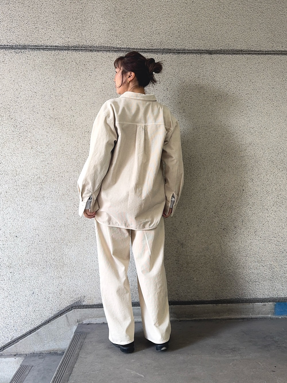 ホワイト系のその他パンツ、ホワイト系のシャツ/ブラウス、グレー系のTシャツ/カットソーを着用したレディースの秋コーディネートの4枚目の写真
