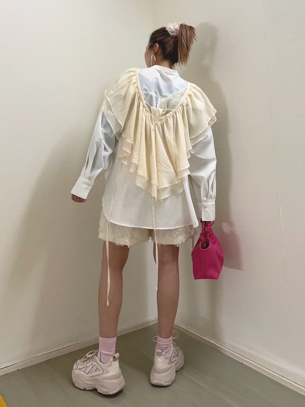 ホワイト系のシャツ/ブラウス、ホワイト系のその他パンツ、ベージュ系のスニーカーを着用したレディースの春コーディネートの3枚目の写真