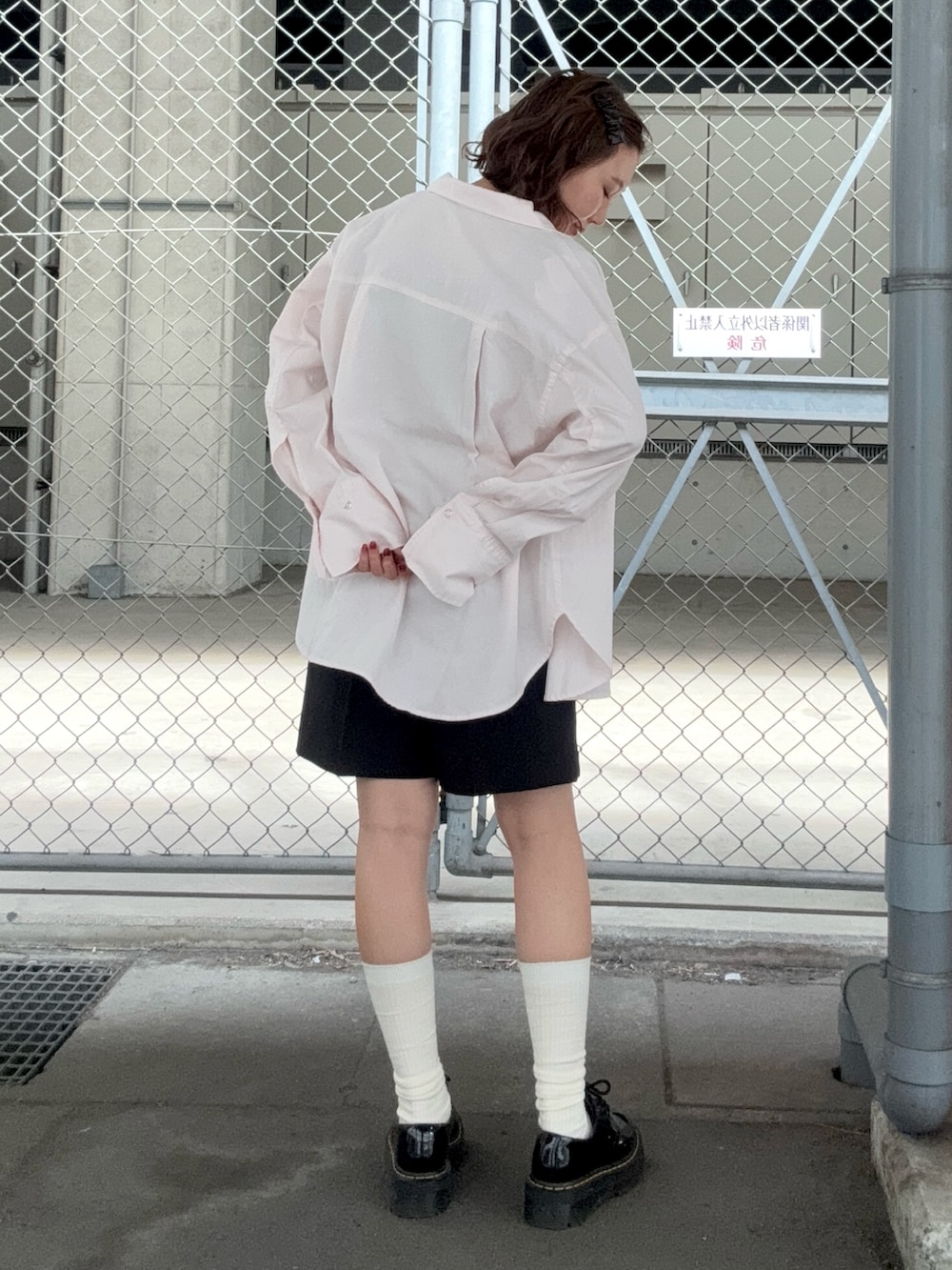 グレー系のタンクトップ、ブラック系のその他パンツ、シルバー系のネックレスを着用したレディースの秋コーディネートの2枚目の写真