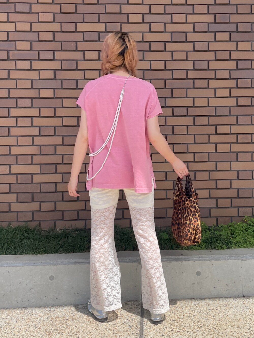 その他のTシャツ/カットソー、シルバー系のネックレスを着用したレディースの春コーディネートの4枚目の写真