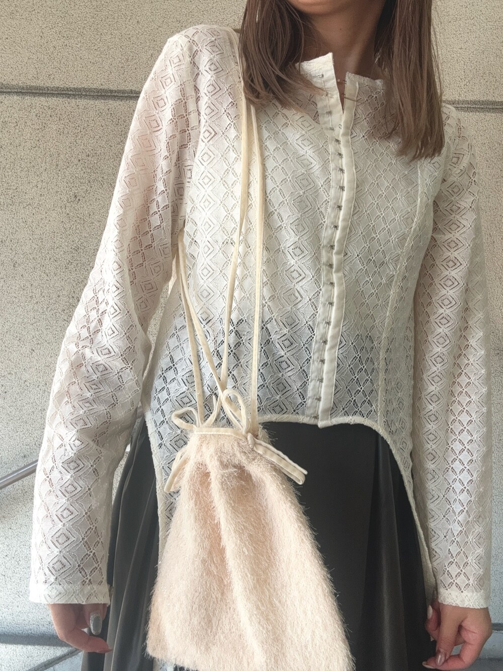 ブラウン系のスカート、ホワイト系のTシャツ/カットソー、ホワイト系のショルダーバッグを着用したレディースの秋コーディネートの5枚目の写真