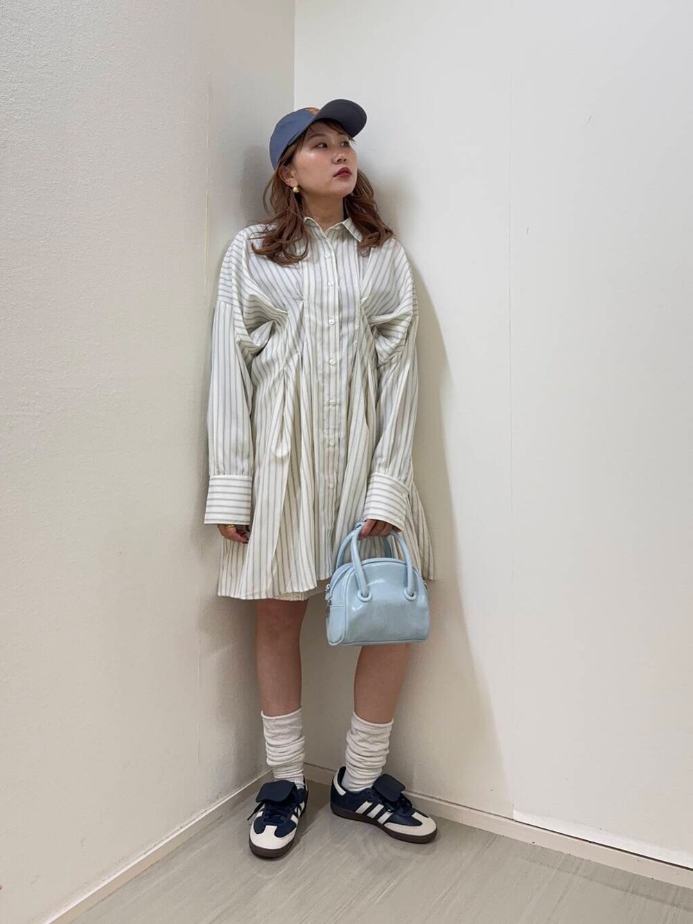 ブルー系のボストンバッグ、ホワイト系のその他パンツ、ベージュ系のワンピースを着用したレディースの冬コーディネートの2枚目の写真