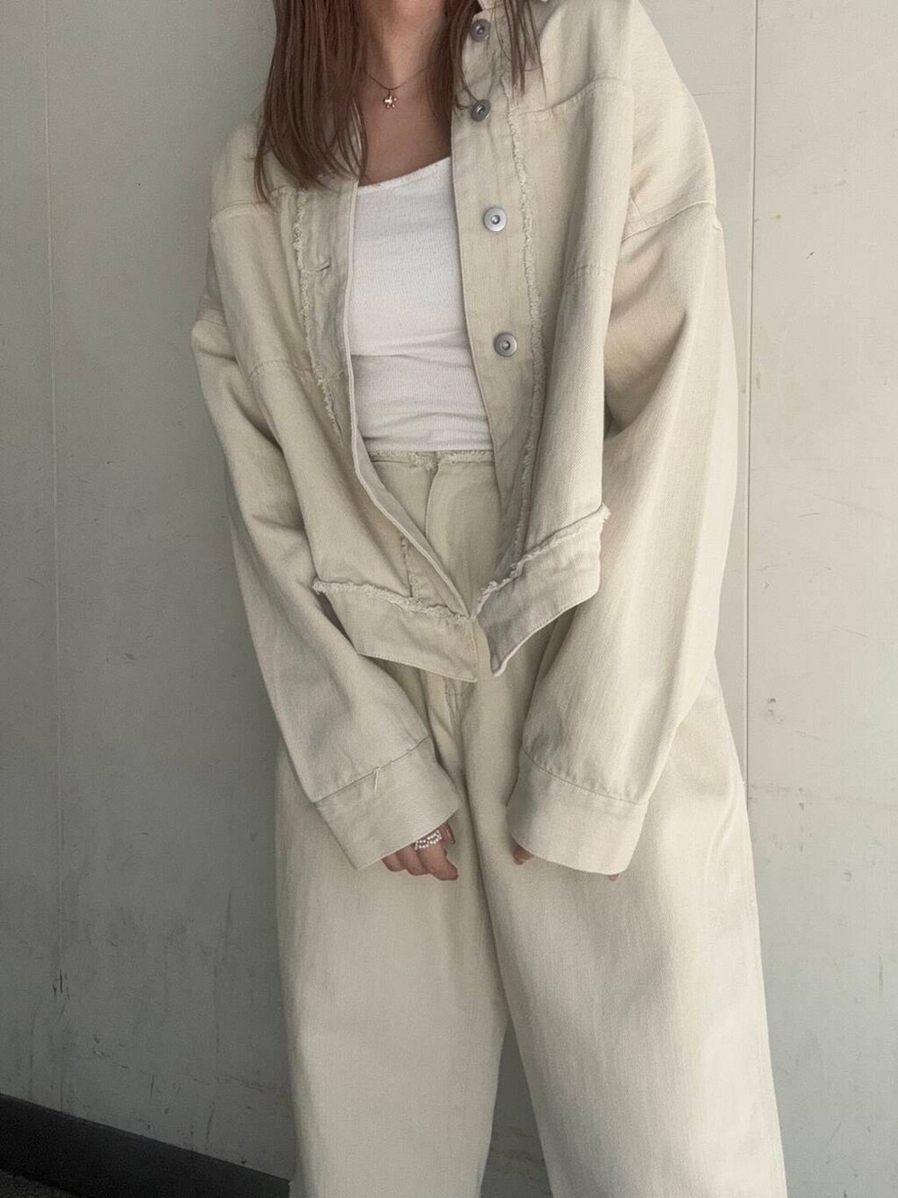 ホワイト系のカバーオール、ホワイト系のその他パンツを着用したレディースの秋コーディネートの5枚目の写真