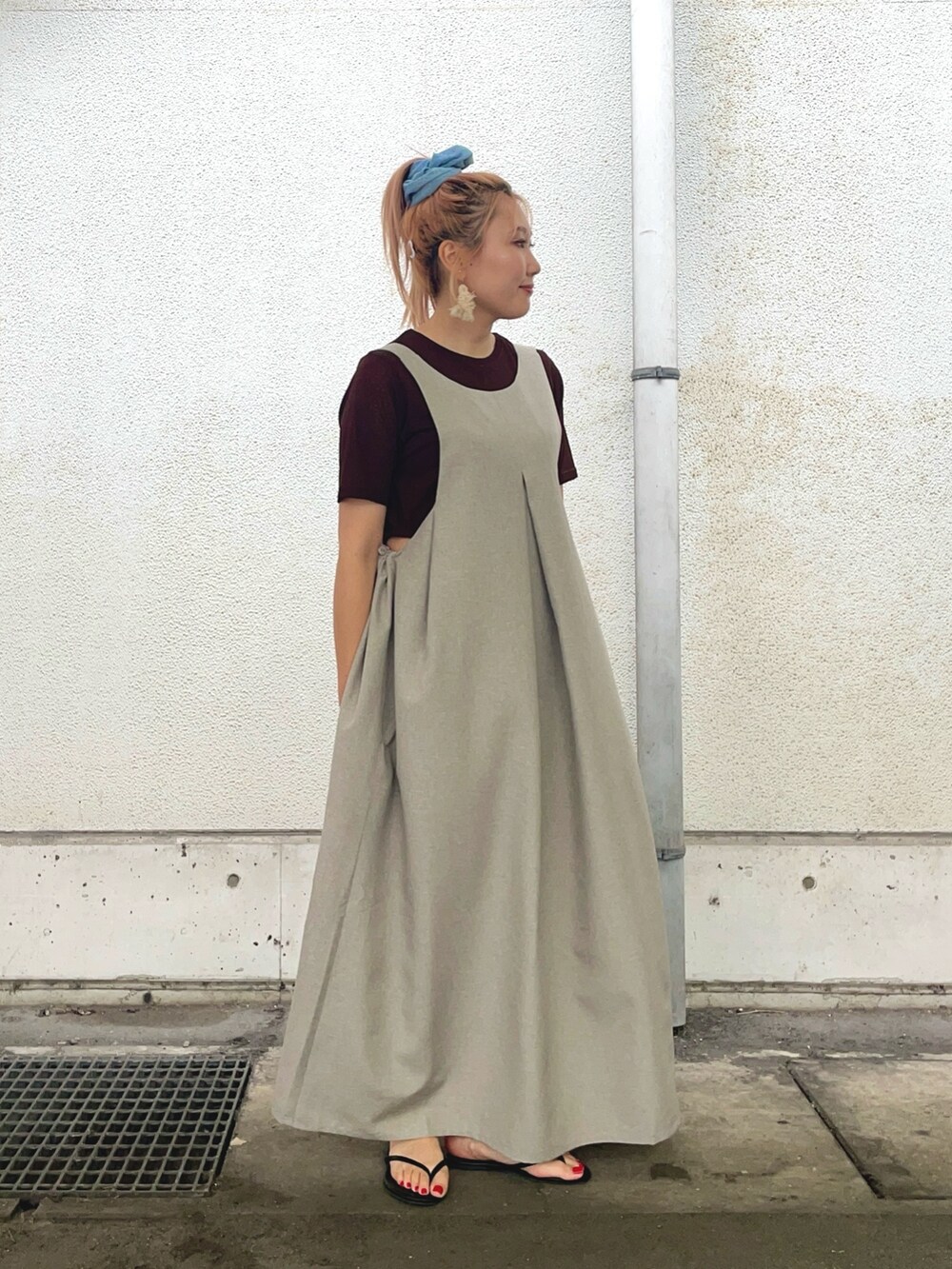 ベージュ系のワンピース、ブラウン系のTシャツ/カットソーを着用したレディースの夏コーディネートの2枚目の写真