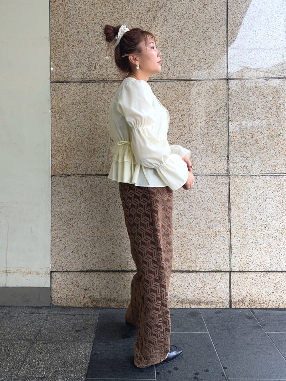 ブラウン系のその他パンツ、ホワイト系のシャツ/ブラウスを着用したレディースの秋コーディネートの2枚目の写真