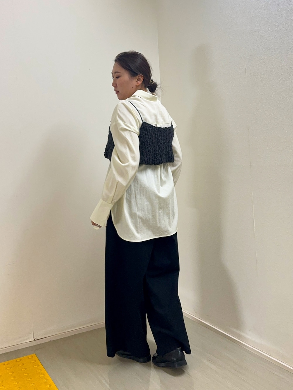 ホワイト系のシャツ/ブラウス、グレー系のニット/セーター、ブラック系のその他パンツを着用したレディースの春コーディネートの4枚目の写真