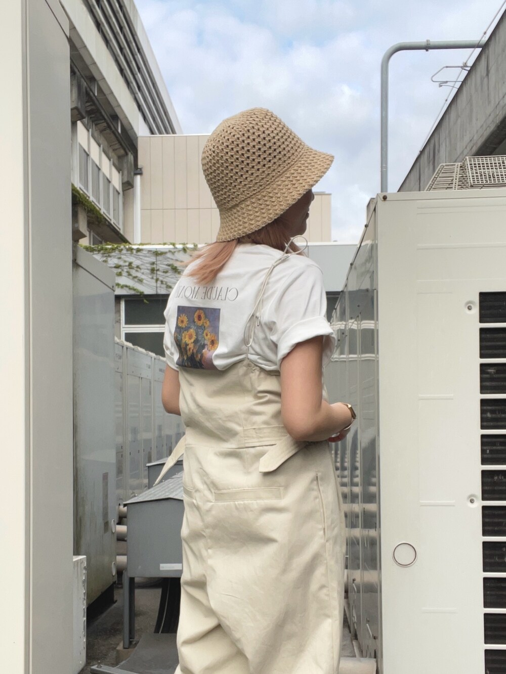 ベージュ系のサロペット/オーバーオール、ホワイト系のTシャツ/カットソー、ベージュ系のハットを着用したレディースの春コーディネートの4枚目の写真