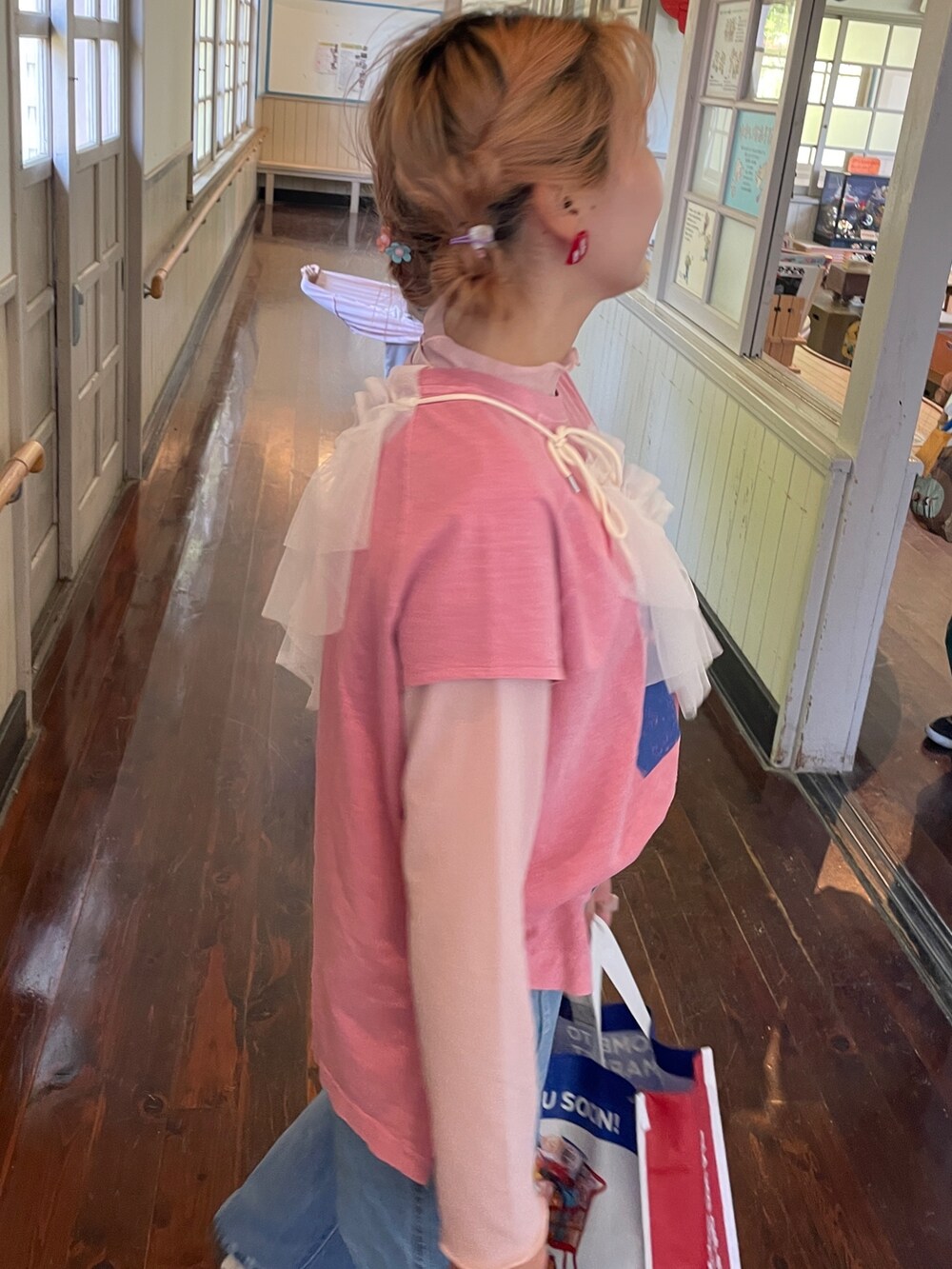 その他のTシャツ/カットソー、ホワイト系のその他小物を着用したレディースの春コーディネートの4枚目の写真