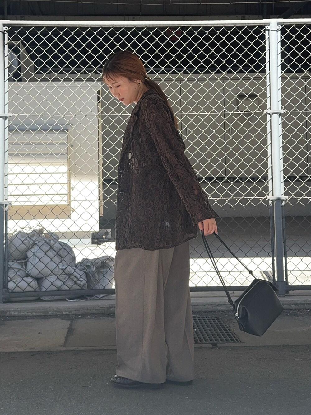 ブラウン系のその他パンツ、ブラウン系のその他アウター、ブラック系のショルダーバッグを着用したレディースの秋コーディネートの2枚目の写真