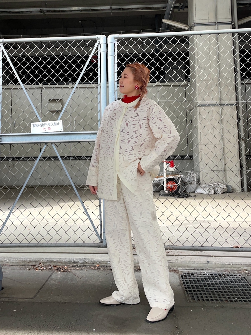 ホワイト系のシャツ/ブラウス、ホワイト系のその他パンツ、ホワイト系のドレスシューズを着用したレディースの春コーディネートの2枚目の写真