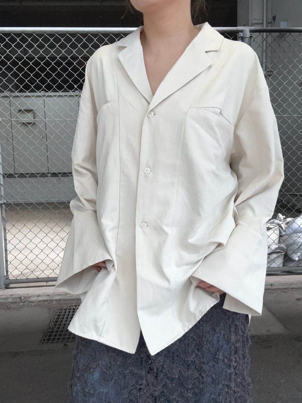 ホワイト系のシャツ/ブラウス、ブルー系のデニムパンツ、グレー系のスカートを着用したレディースの秋コーディネートの5枚目の写真