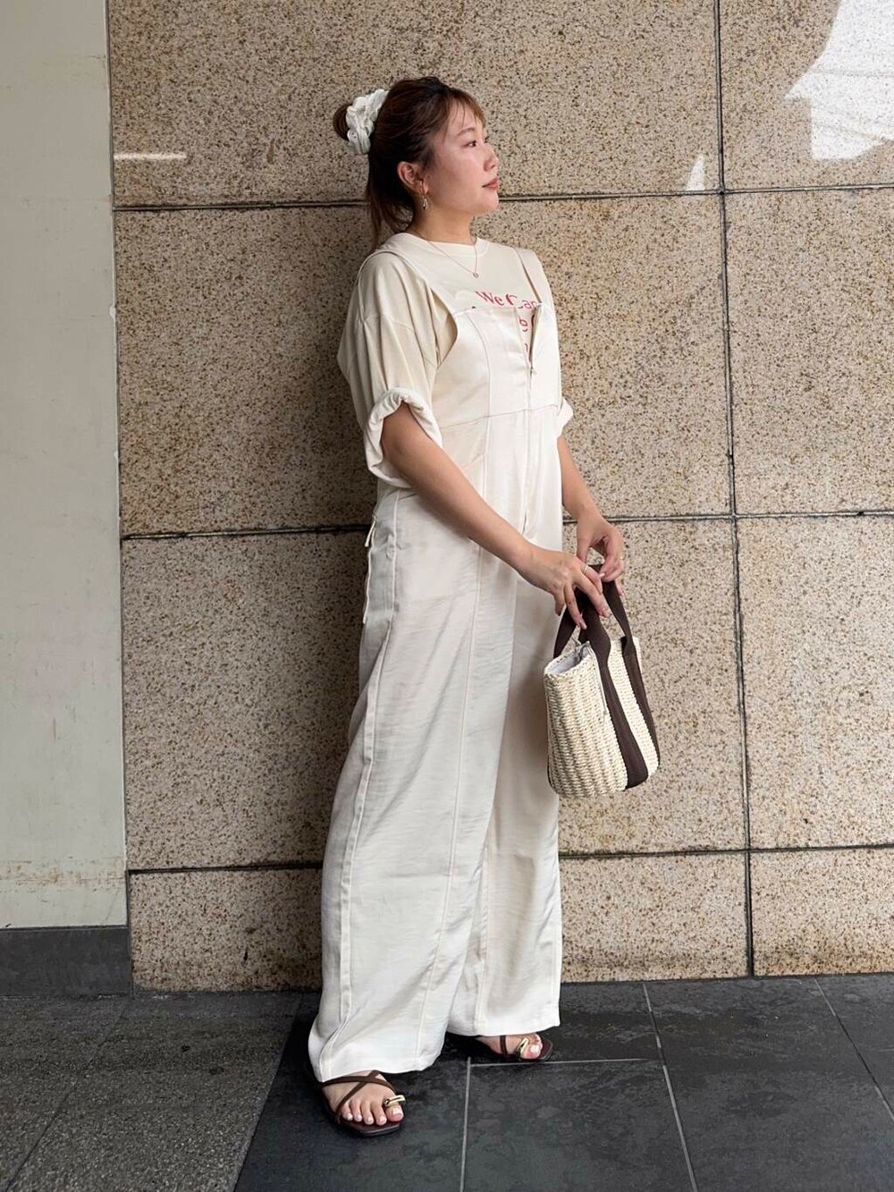 ホワイト系のハンドバッグ、ホワイト系のサロペット/オーバーオール、イエロー系のTシャツ/カットソーを着用したレディースの夏コーディネートの2枚目の写真