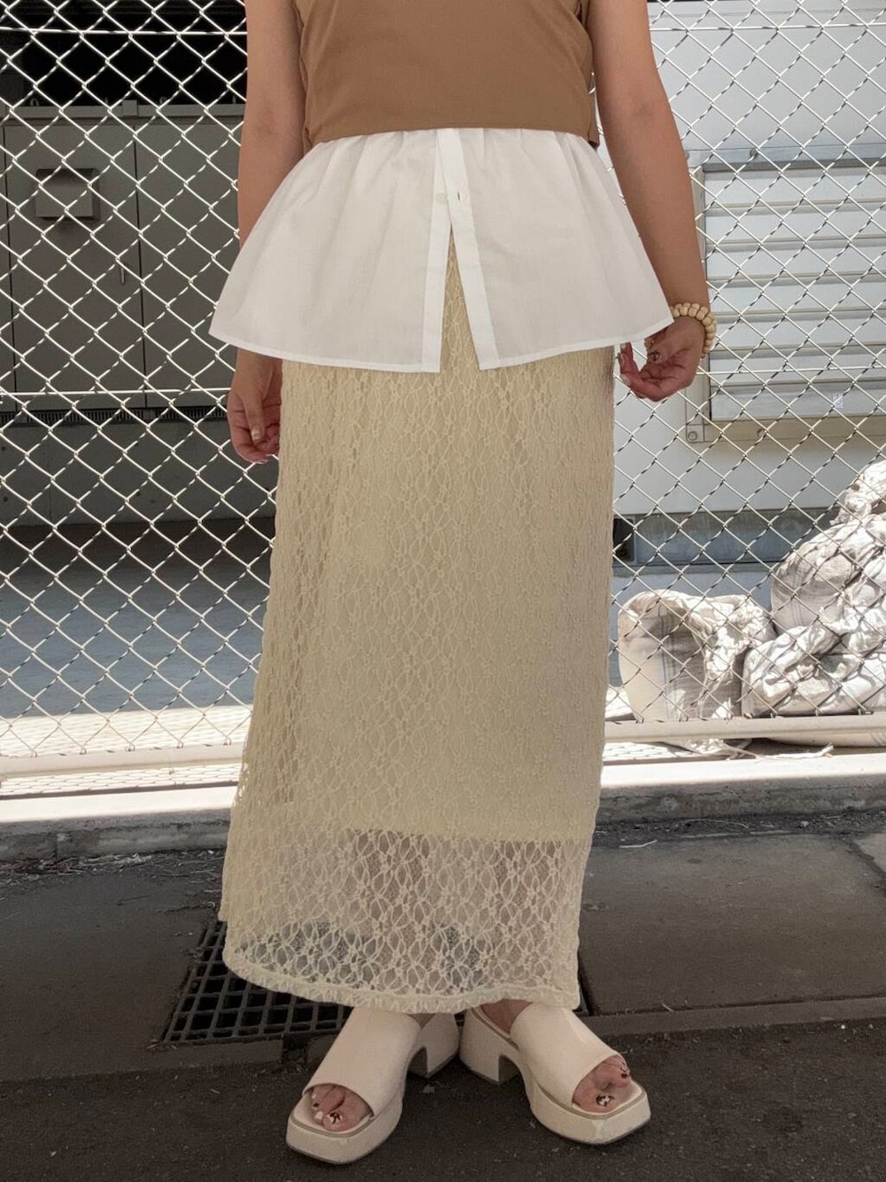 ホワイト系のスカート、ベージュ系のシャツ/ブラウスを着用したレディースの夏コーディネートの5枚目の写真