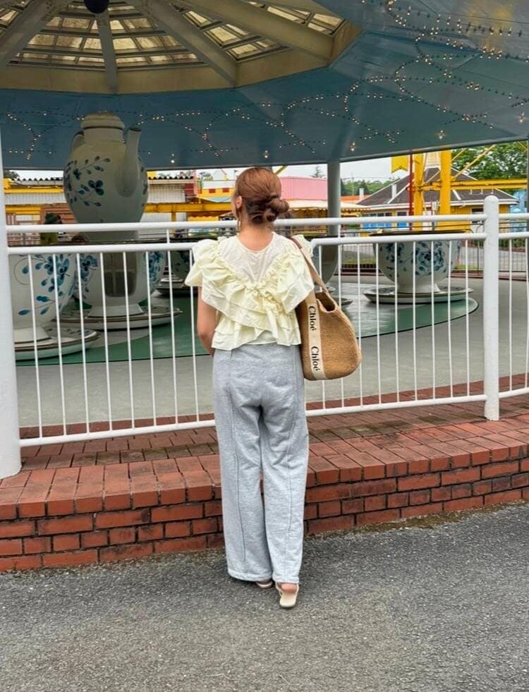「ママコーデ、スウェット、KBF、パンツ、低身長、フリル、newarrival、155cm、イエベ、骨格ストレート」｜「SENSE OF PLACE by URBAN RESEARCHのピグメントスウェットパンツ（スウェットパンツ、グレー系）」を使った、yukiさん（レディース・155cm）の夏コーディネートの3枚目の写真