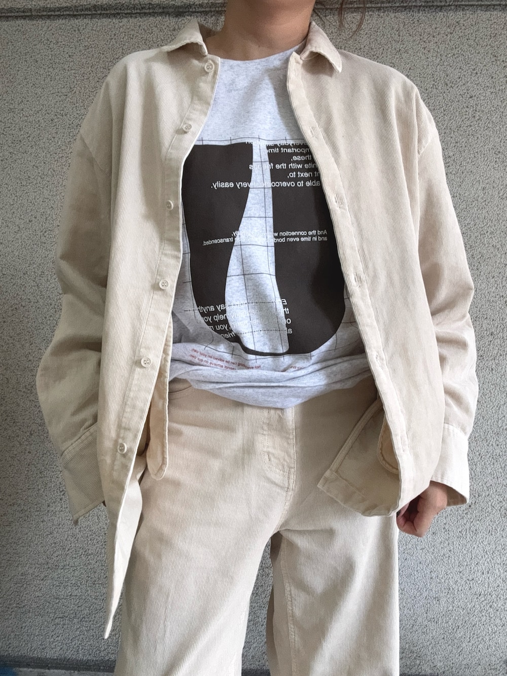 ホワイト系のその他パンツ、ホワイト系のシャツ/ブラウス、グレー系のTシャツ/カットソーを着用したレディースの秋コーディネートの5枚目の写真