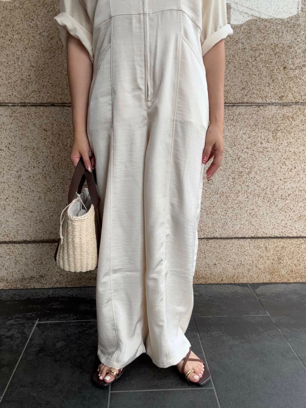 ホワイト系のハンドバッグ、ホワイト系のサロペット/オーバーオール、イエロー系のTシャツ/カットソーを着用したレディースの夏コーディネートの6枚目の写真