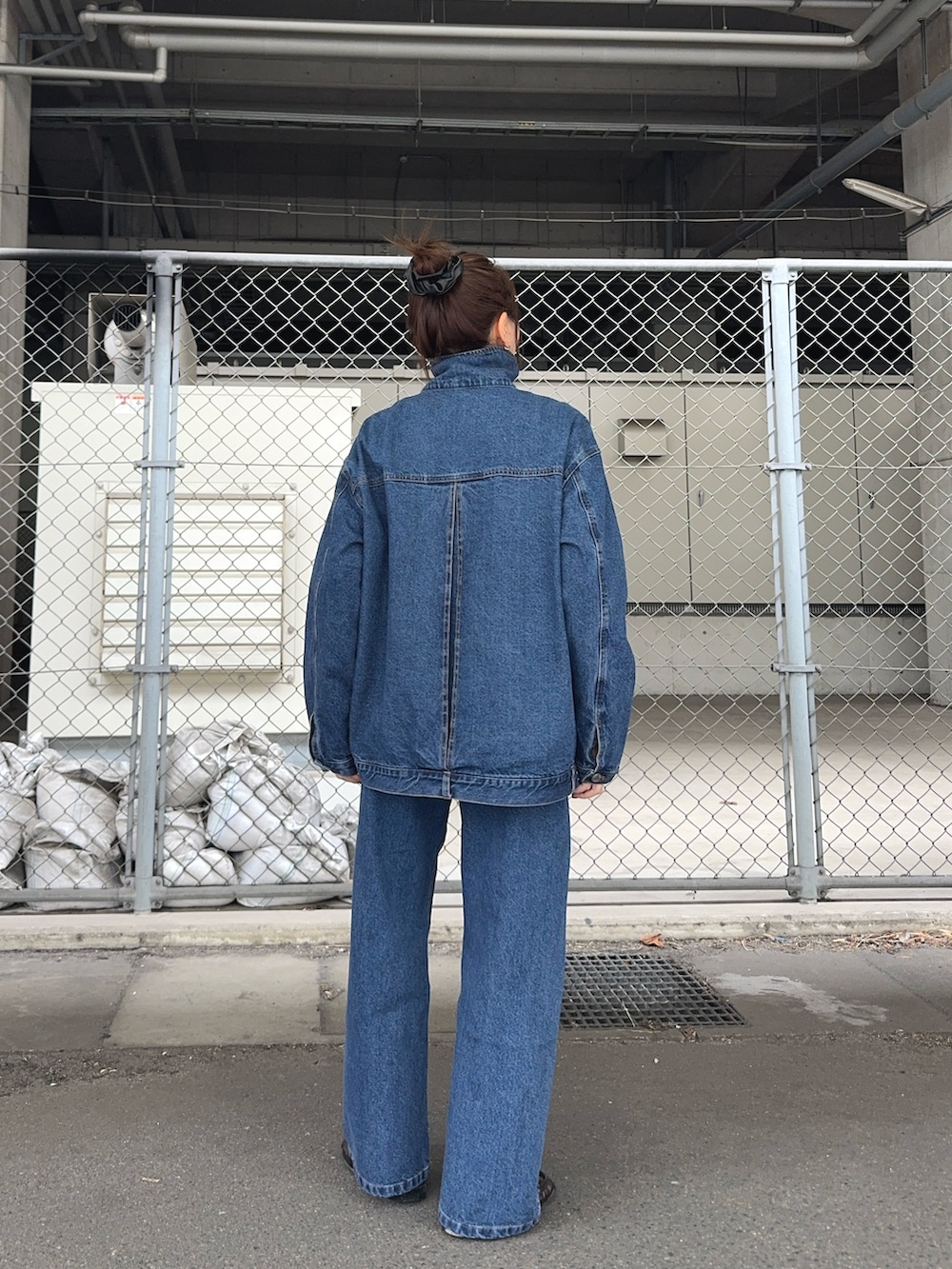 ブルー系のブルゾン、ブルー系のデニムパンツを着用したレディースの冬コーディネートの3枚目の写真