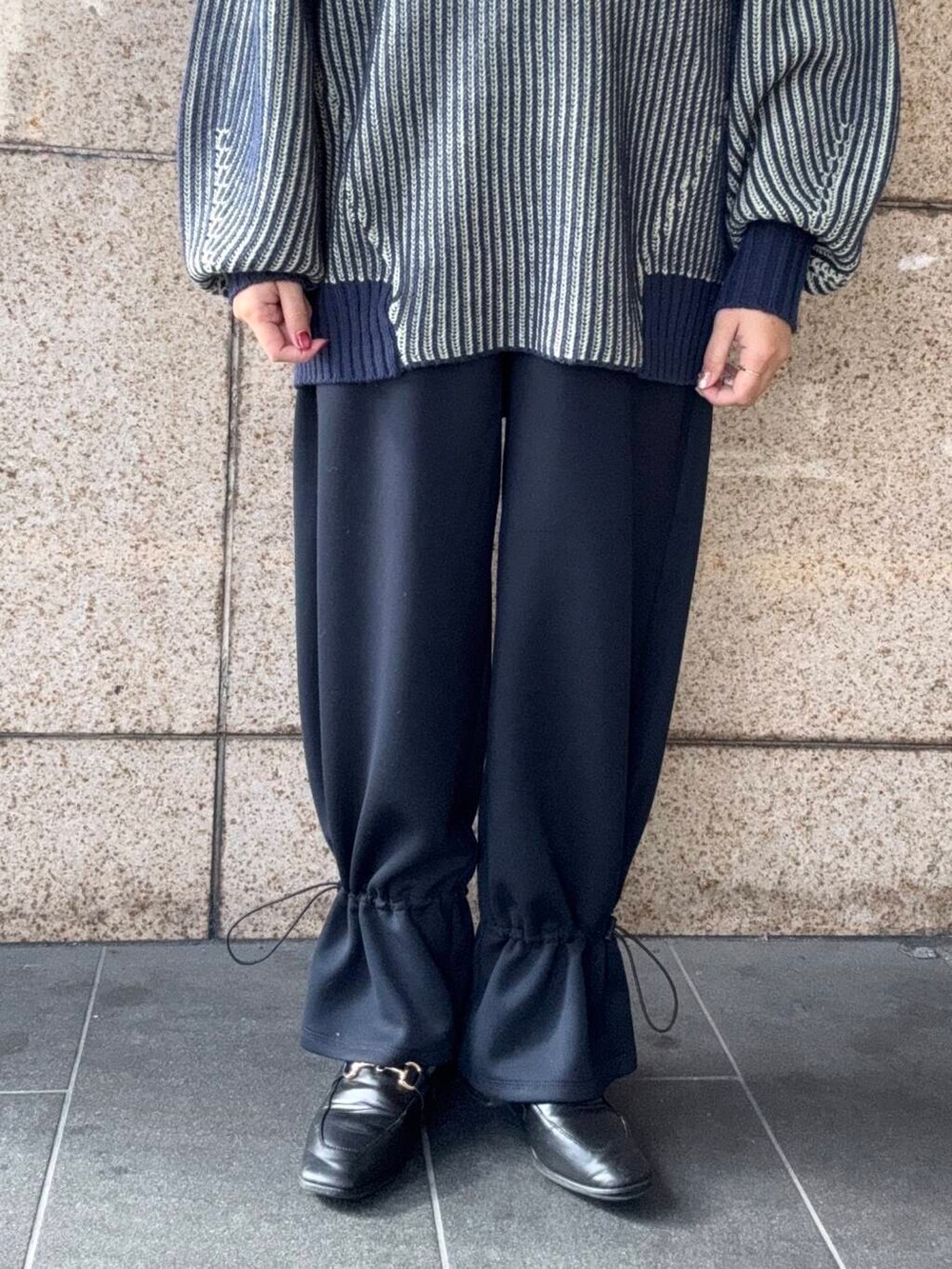 ブルー系のその他パンツ、ブルー系のニット/セーター、ホワイト系のマフラーを着用したレディースの冬コーディネートの6枚目の写真