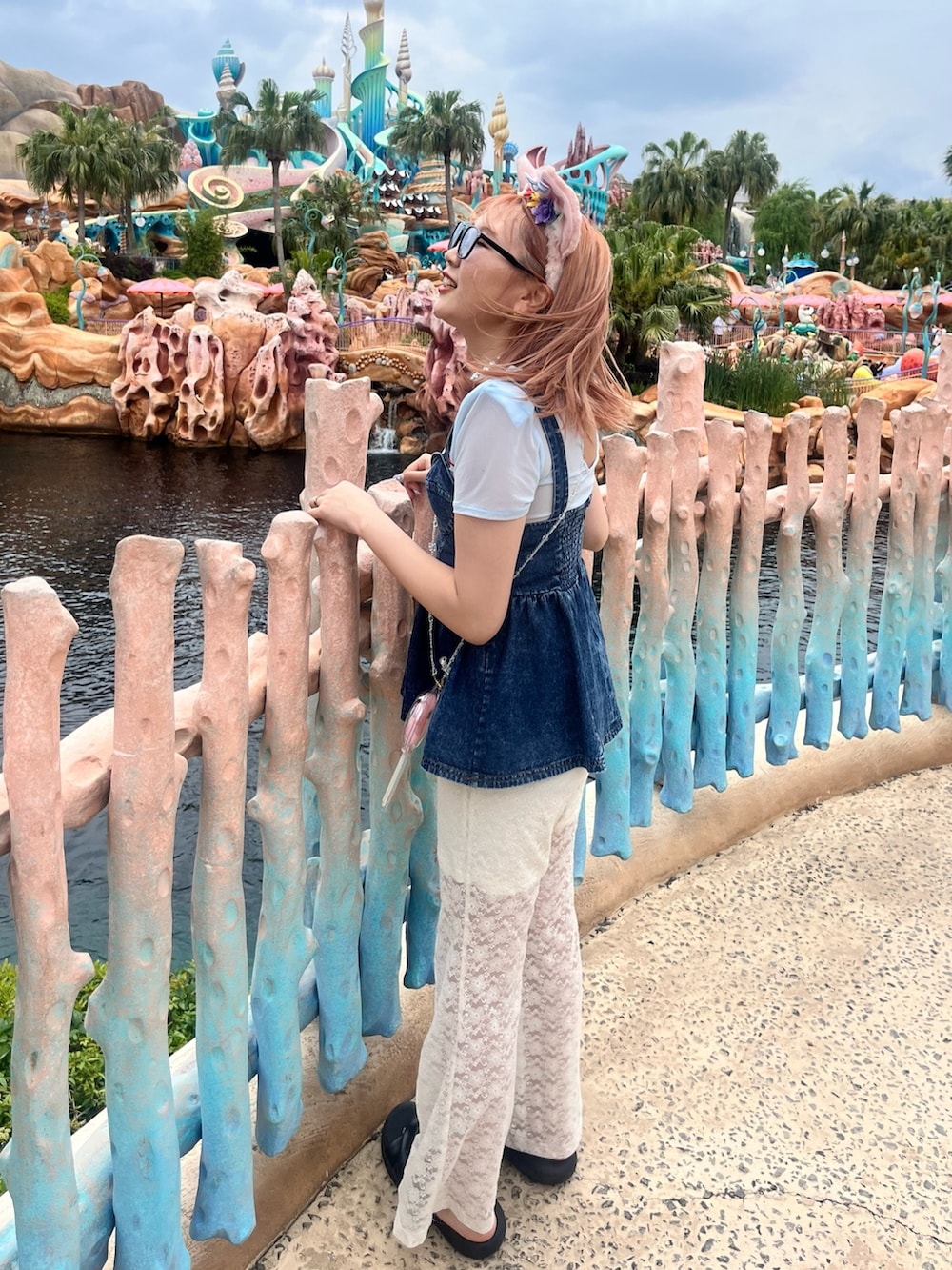 ブルー系のTシャツ/カットソー、ブルー系のその他トップスを着用したレディースの夏コーディネートの3枚目の写真