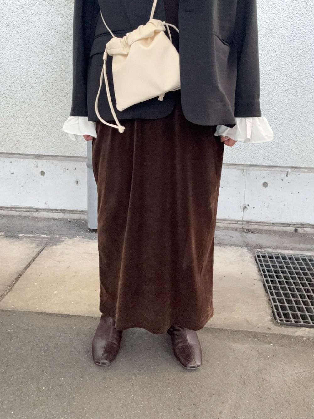 グレー系のその他アウター、ブラウン系のワンピース、ホワイト系のショルダーバッグを着用したレディースの冬コーディネートの5枚目の写真