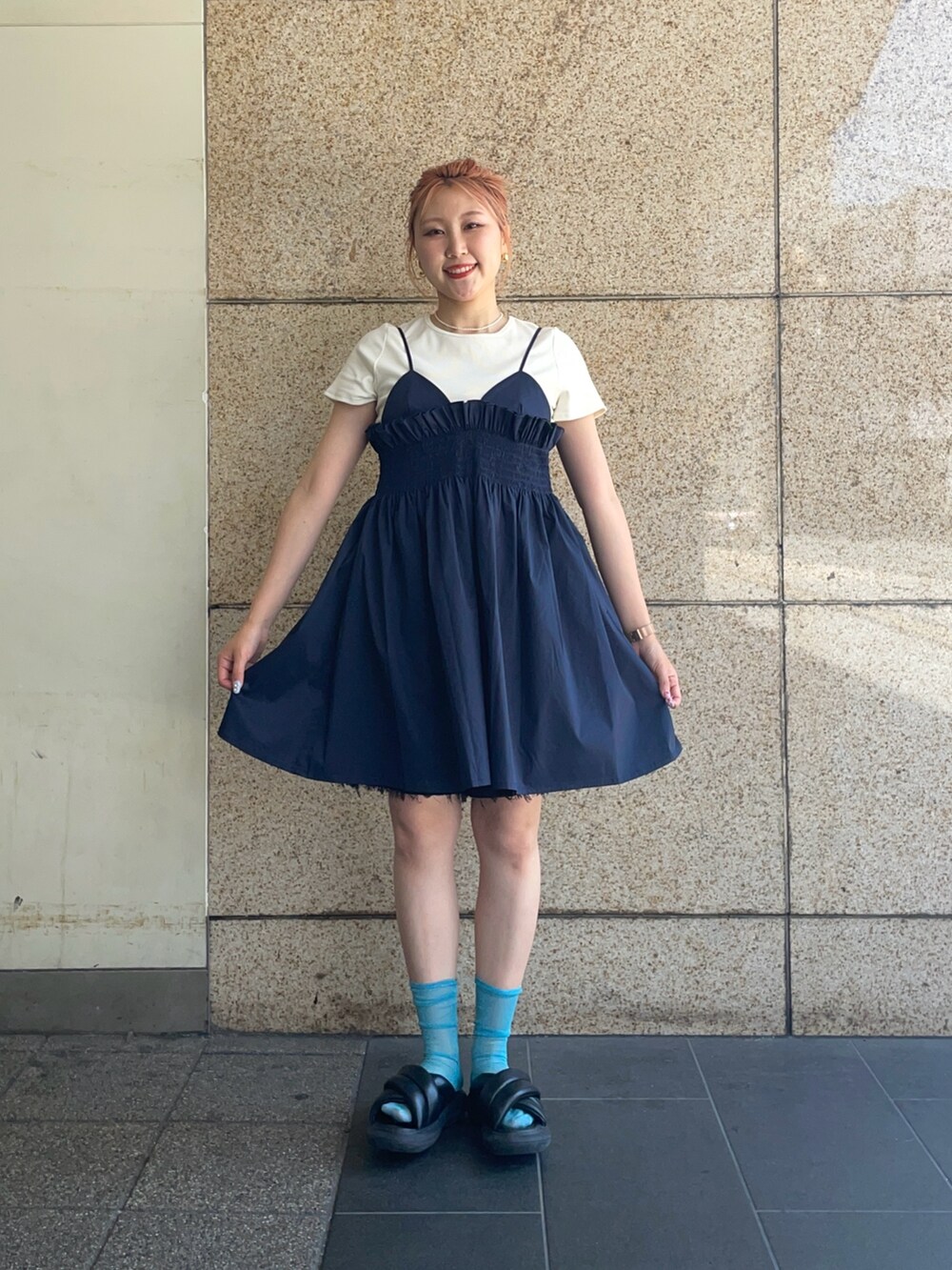ホワイト系のTシャツ/カットソー、ブルー系のワンピースを着用したレディースの夏コーディネートの3枚目の写真