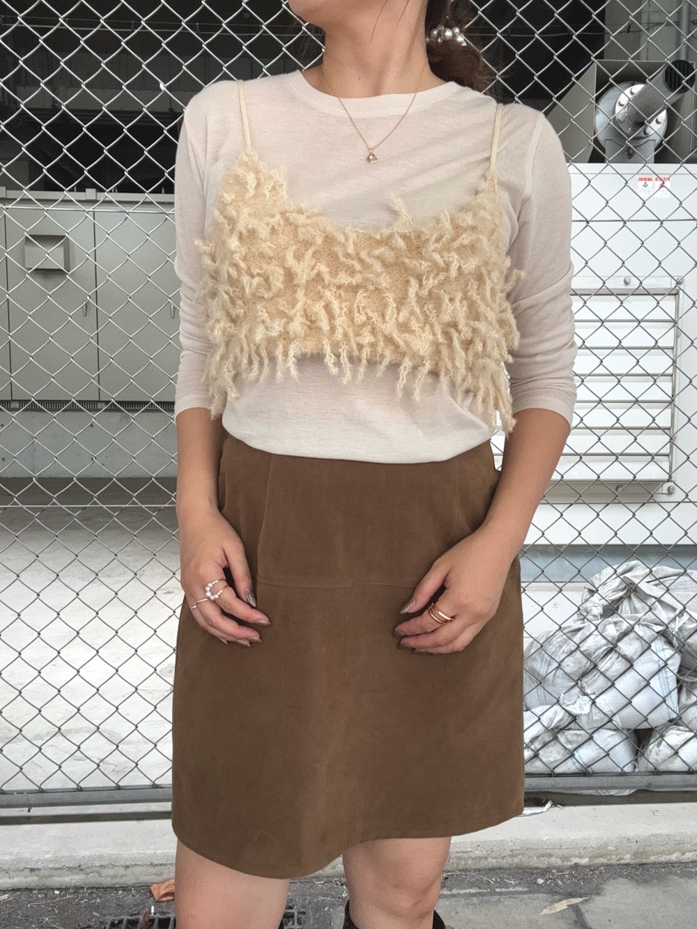 ベージュ系のその他トップス、イエロー系のスカート、ブラウン系のブーツを着用したレディースの秋コーディネートの4枚目の写真