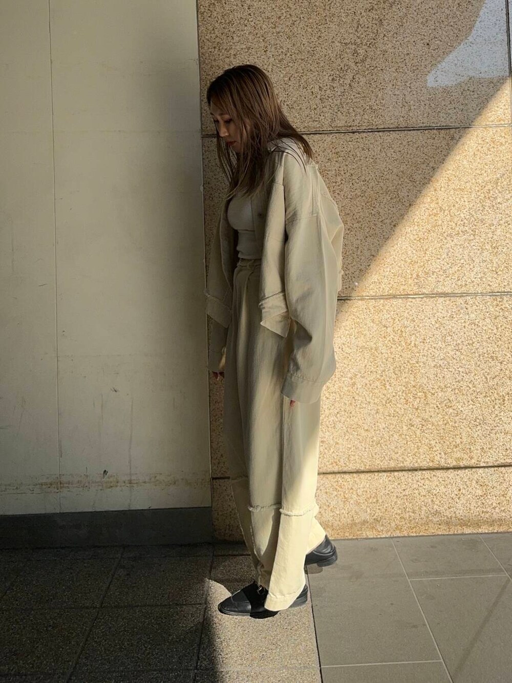 ホワイト系のカバーオール、ホワイト系のその他パンツを着用したレディースの秋コーディネートの3枚目の写真