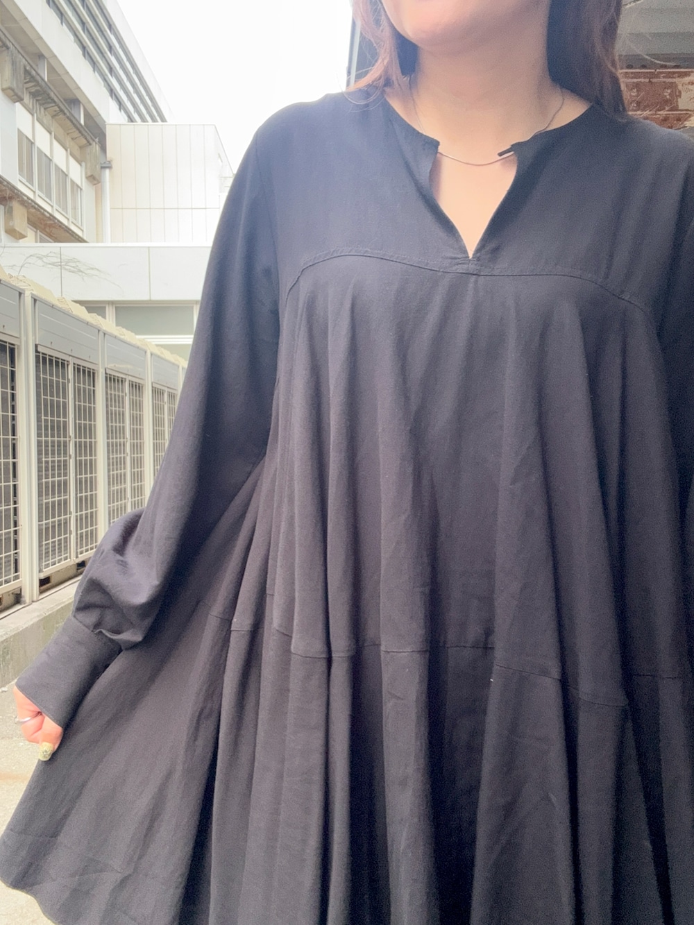 ブラック系のワンピースを着用したレディースの春コーディネートの4枚目の写真