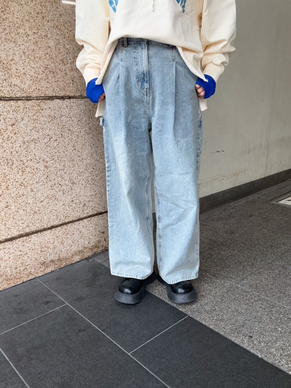 「デニム、おしゃれさんと繋がりたい、カジュアルスタイル、パンツスタイル、デニムパンツ、デニムコーデ、イエベ、イエベ春、ママ、ママコーデ、ママファッション」｜「KBFの『低身長向けも展開』ペインターWIDEデニム（デニムパンツ、ブルー系）」を使った、yukiさん（レディース・155cm）の冬コーディネートの5枚目の写真